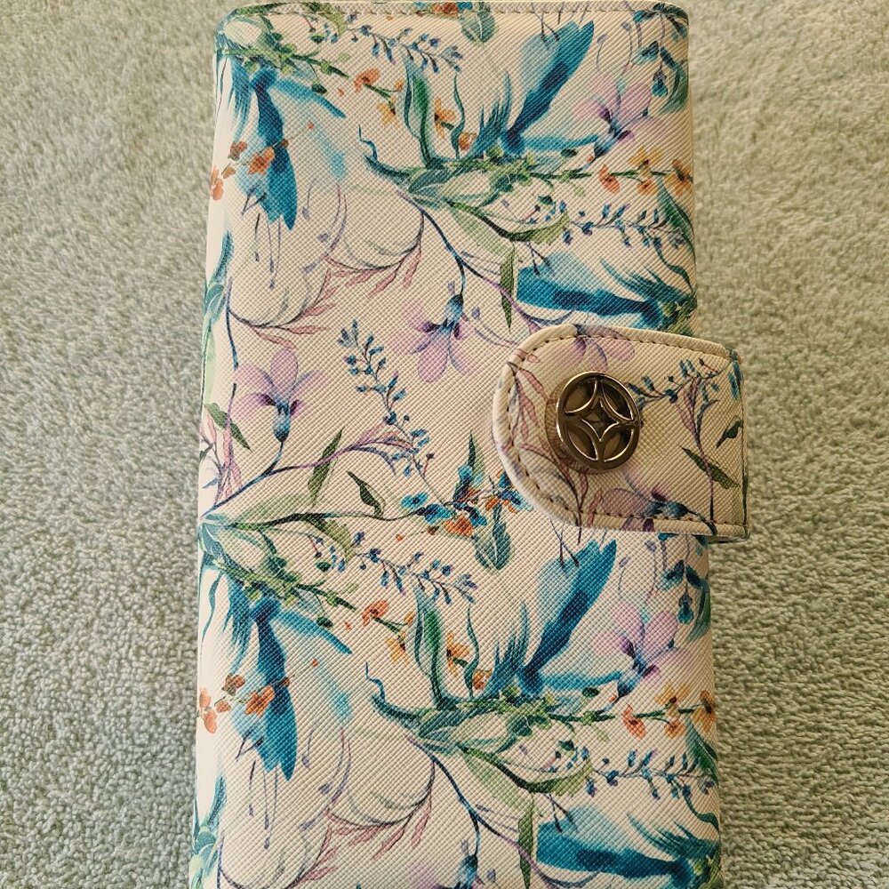 MUNDI SAFE KEEPER TRIFOLD ACCORDION CLUTCH WALLET-CREAM/BLUE FLORAL-NWOT